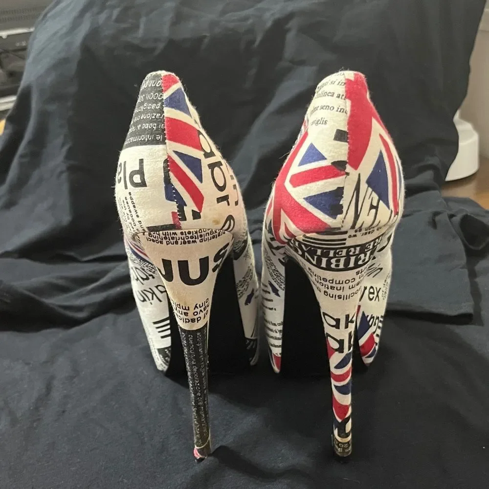 Liliana Newsprint Union Jack Platform Heels. Size 8.5 womens - Picture 5 of 9